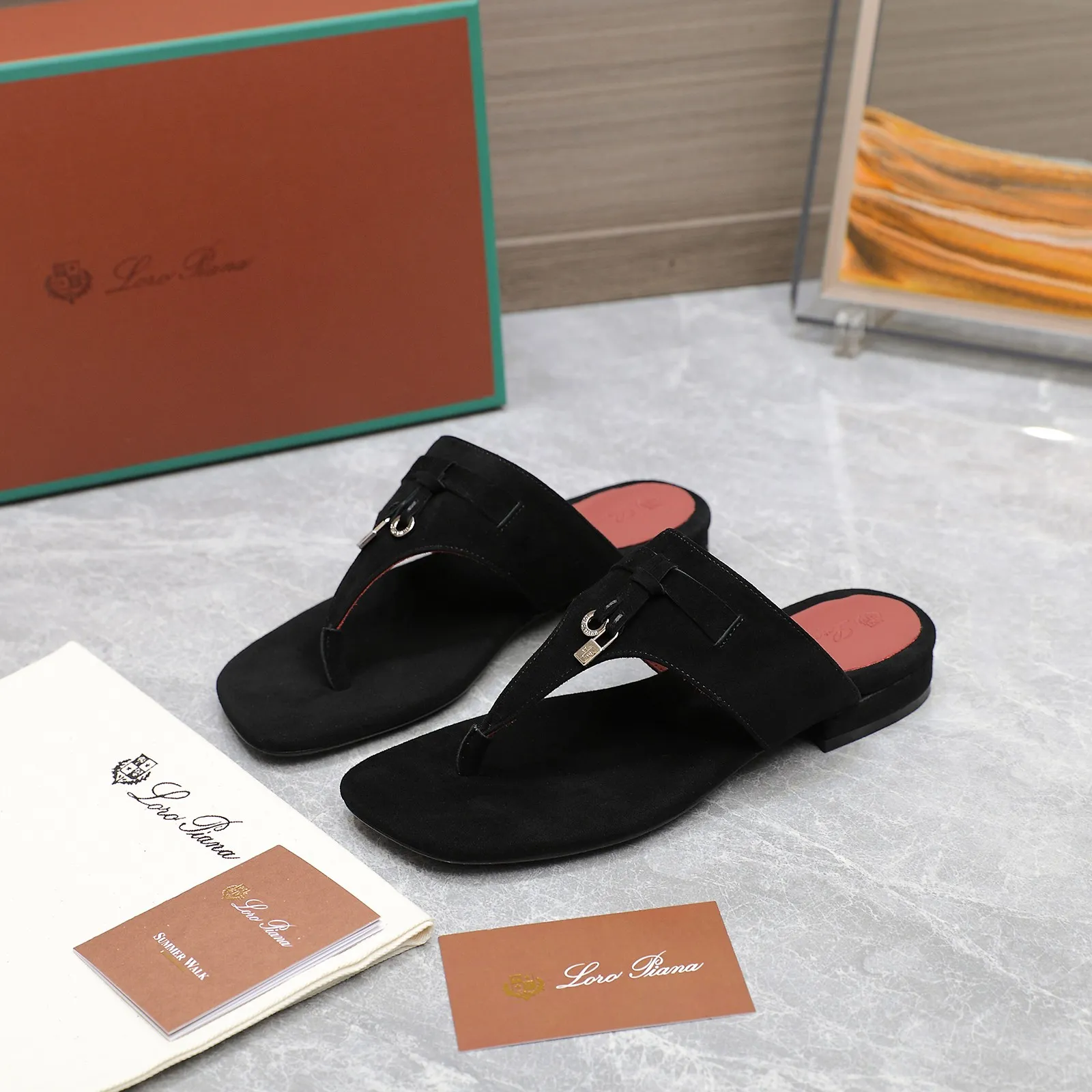 👟👟Ex-factory price 560👟👟 Purchasing-grade [Loro Piana] LP Mindil series T-strap thong sandals ✔️Top quality ✔️Soft sheep leather forms a tailor-made band that meets at the top of the upper and is fixed by a strong elastic ankle design. One is adorned with a discreet horn padlock, the other a gold circle badge. With its simple construction and sophisticated feel, these sandals are ideal for summer. ✔️Material: imported sheepskin fabric, sheepskin lining and feet ✔️Imported genuine leather outsole ✔️Code number: 35-42 (35/41/42 custom-made, non-refundable)